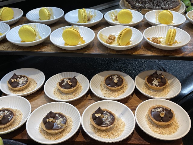 קינוחי טארטלט שוקולד ומקרונים צבעוניים 