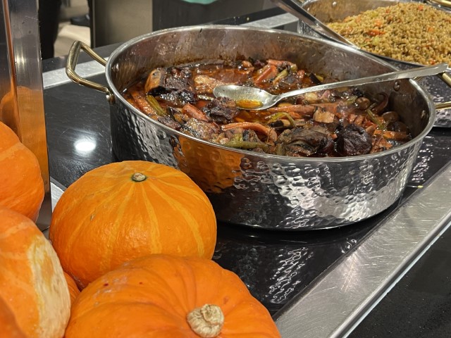 קדרת אוסובוקו עם אורז שקדים וצימוקים