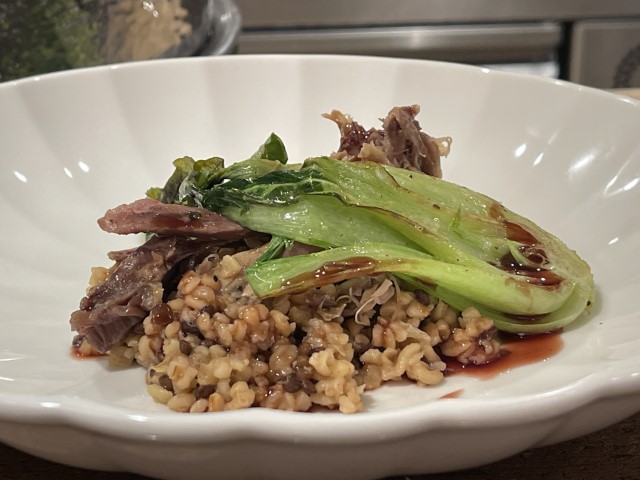 כתף טלה מפורק על מצע מג'דרה בורגול ועדשים