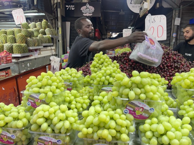 דוכן פירות העונה בשוק הכרמל