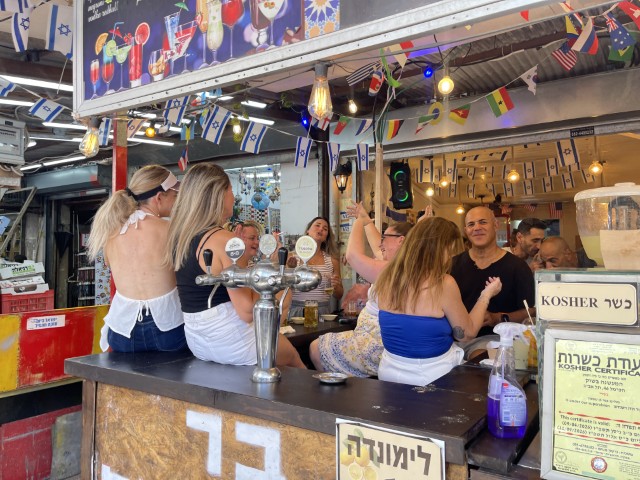 מבלים על הבר בשוק הכרמל
