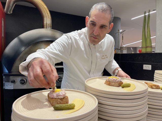 השף אבי כהן מכין ברוסקטה טרטר בקר ומח עצם