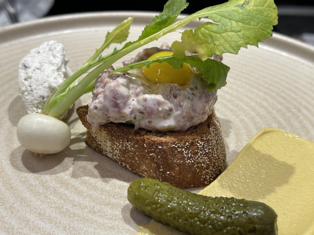 טאפאס ברוסקטה טרטר בקר עם חלמון ביצת שלו