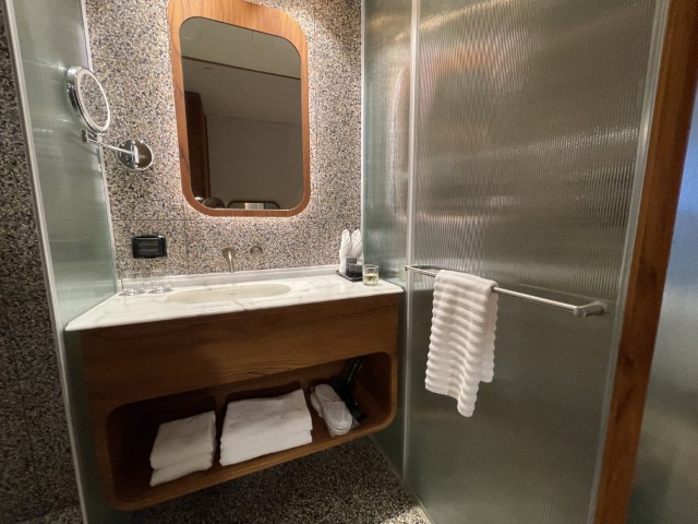 חדר רחצה במלון 1935 עם רצפת טרצו ושילוב עבודות עץ
