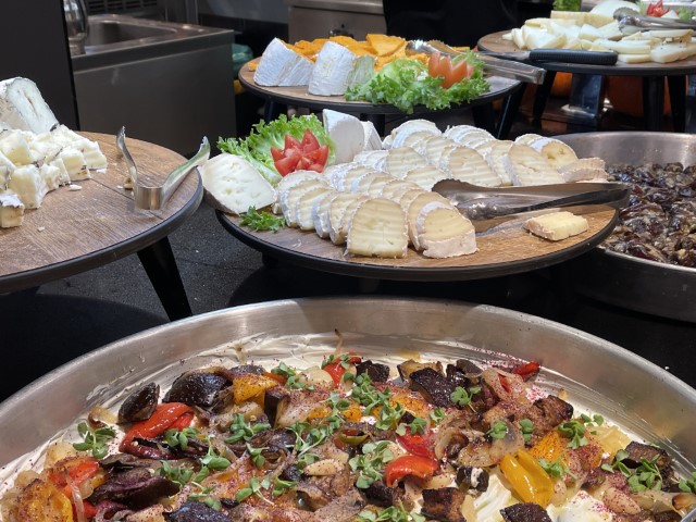 גבינות משק וירקות טריים בארוחת הבוקר במלון