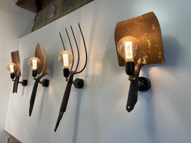 גופי תאורה מברזל בעבודת האמן מאיר סטרס