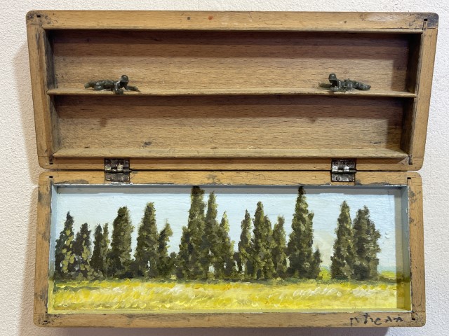 ציור ברושים בתוך קופסת עץ של האמנית חיה גרץ-רן