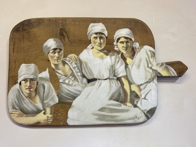 יצירת האמנית חיה גרץ-רן - ציור נשים בלבן על קרש חיתוך