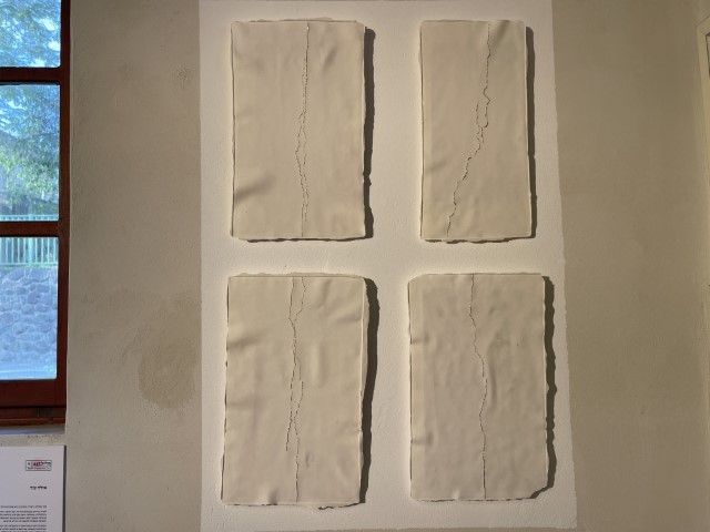 עבודת חימר דקיק של האמנית אילה צור