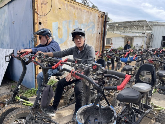 רכיבה על איזי ריידר בשדות החקלאיים של עמק החולה