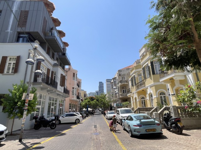 רחוב נחלת בנימין ובתים היסטוריים שעברו תהליך שימור ושיפוץ בתל אביב