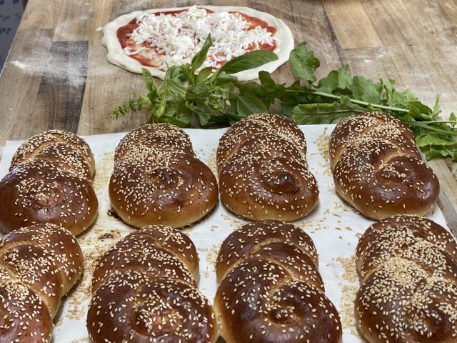 לחמניות אפויות טריות מוכנות לאכילה