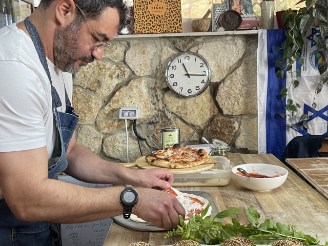 אסף בוזנק-דולב בסטודיו האפייה הביתי שלו במודיעין