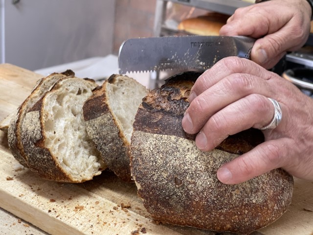 אסף פורס לחם מחמצת למשתתפי הסדנה