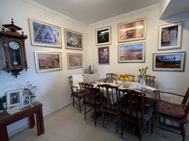 פינת האוכל של שמעון המאירי עם יצירות תלת-ממד