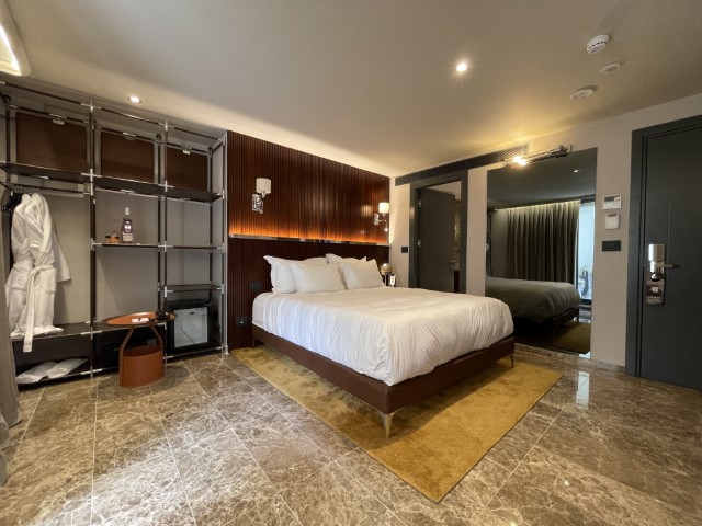 חדר דלאקס עם מרפסת במלון פיורי 41 בתל אביב