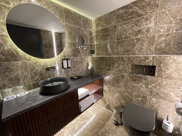 חדר רחצה מחופה שיש במלון פיורי 41