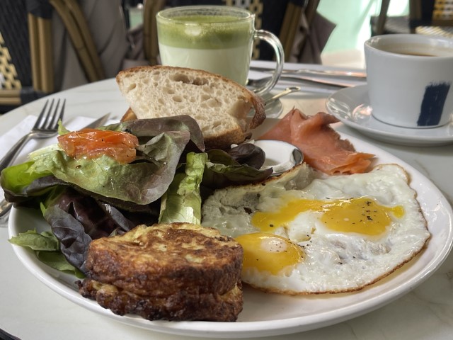 בראנץ' בקפה בלפור בשכונת מונטיפיורי תל אביב
