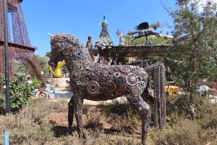 סוס מברזל עשוי גלגלי שיניים ושרשראות, מוזיאון אקולוגי שעב גליל