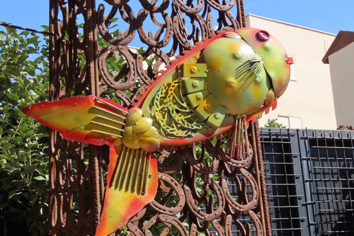 דג צבעוני עשוי חלקי פח ופחית, מוזיאון אקולוגי שעב גליל