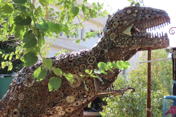 דינוזאור מברזל וצמיגים ממוחזרים, אמנות גרוטאות וסים בוקעי