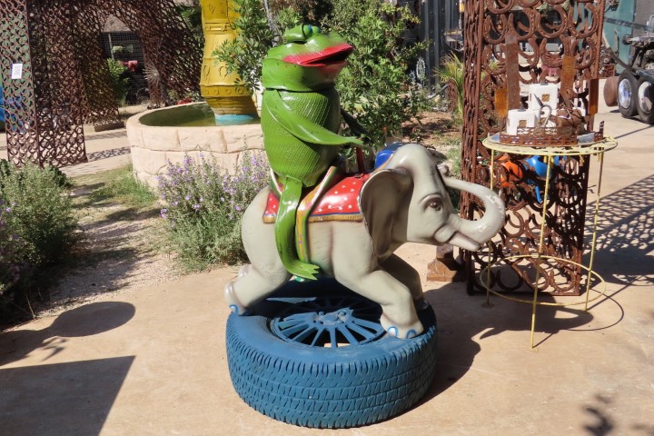 פסלי פיל וצפרדע מברזל וצמיגים, גן פסלי פסולת אקולוגי