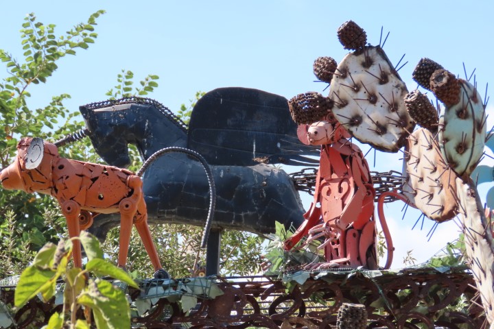 פסל קוף צבעוני, יצירת אמנות ברזל, מוזיאון אקולוגי שעב