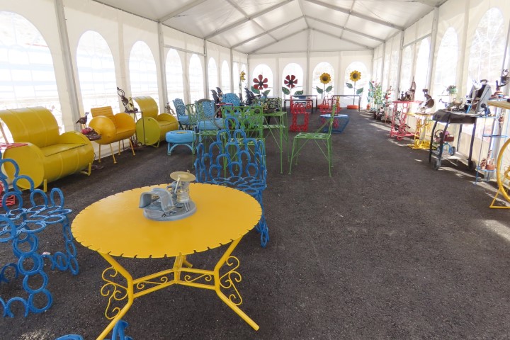 רהיטי ברזל וצמיגים צבעוניים ממוחזרים, עיצוב מרכז מבקרים