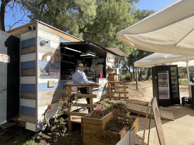 עגלת קפה בסיבוב ברוחמה בלב הפריחה