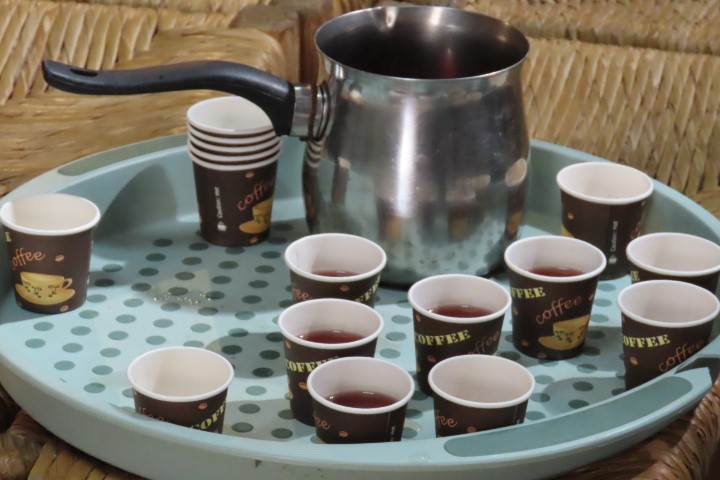 טעימה ממשקה מירלי מחמם, משקה דרוזי מסורתי מקינמון וג'ינג'ר, רג'אא מנסור