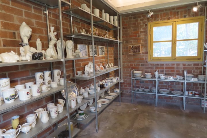 תצוגת כלי אוכל מפורצלן של נעמן במבנה הסנדלרייה בכפר מסריק