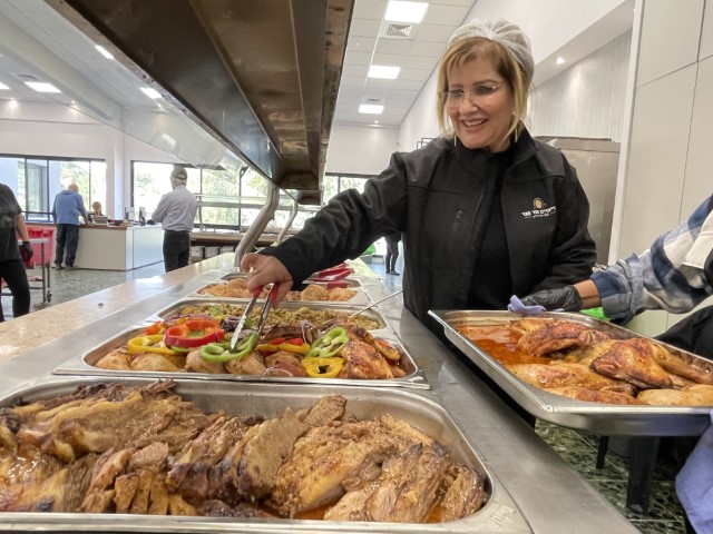 חדווה השפית מסדרת את המזנון בחדר האוכל בקיבוץ אור הנר