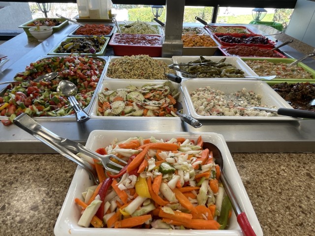 עמדת הסלטים במזנון של קיבוץ אור הנר