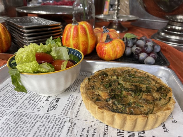 קיש תרד וגבינות לצד סלט קטן