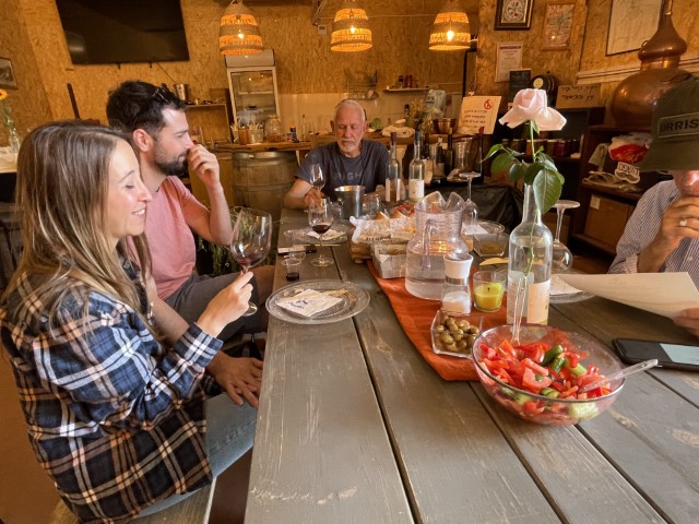 מבקרים טועמים יין ביקב נחל גרר