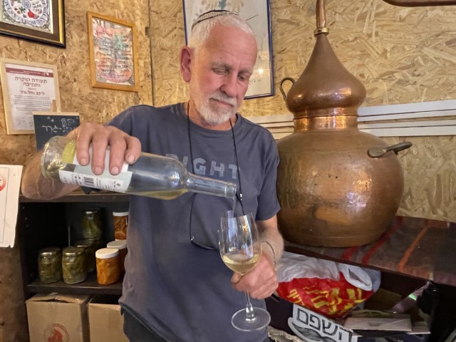 ויטו וייצמן מוזג יין לבן ביקב נחל גרר