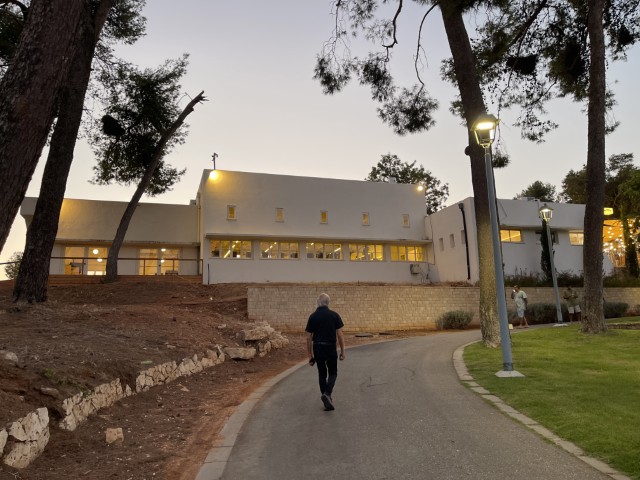 חדר האוכל מראשית המאה ה-20 שתוכנן על ידי האדריכל אריה שרון  צילום: רונית סבירסקי / Ronit Svirsky