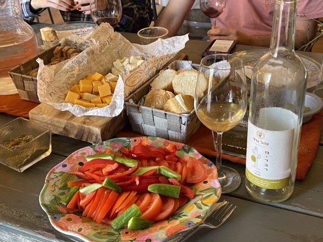 ארוחת טעימות יין וגבינות ביקב נחל גרר