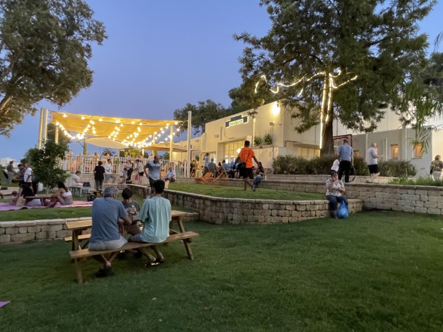 קפה השלושה על "הגבעה" בקיבוץ גבעת השלושה ההיסטורי   צילום: רונית סבירסקי