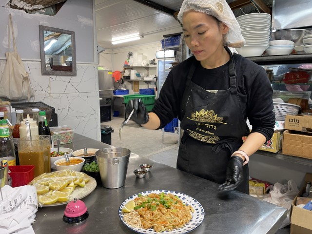 נוי מכינה מנות להגשה במסעדת גידולי רוני