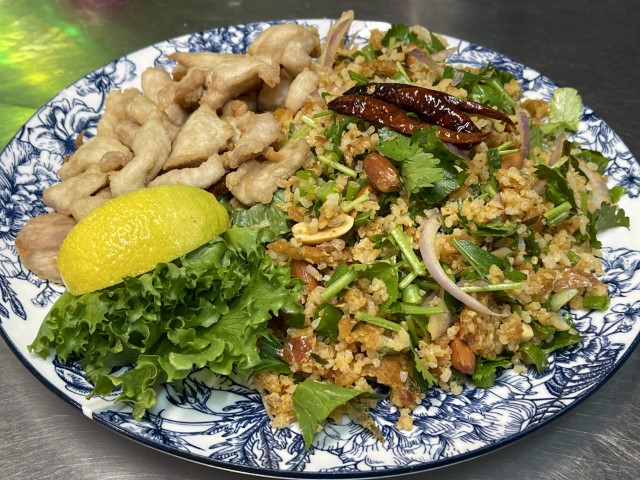 אורז קריספי עם עוף במסעדת גידולי רוני