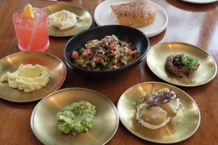 חמישה סוגי מזטים טבעוניים מוגשים עם פוקצ'ה בבראנץ' של משק ברזילי