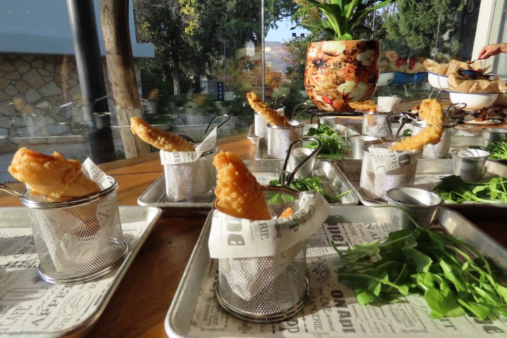 מנת פיש אנד צ'יפס בקונוס נייר במלון כפר גלעדי