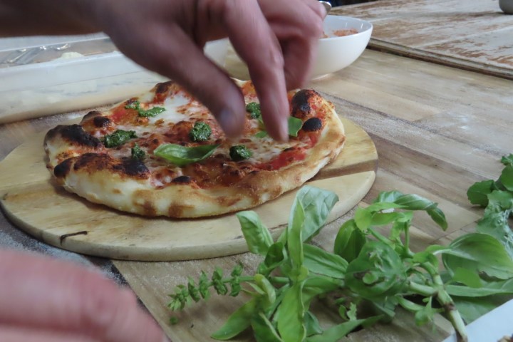 אסף בוזנק-דולב מעטר פיצה בבזיליקום טרי מהגינה