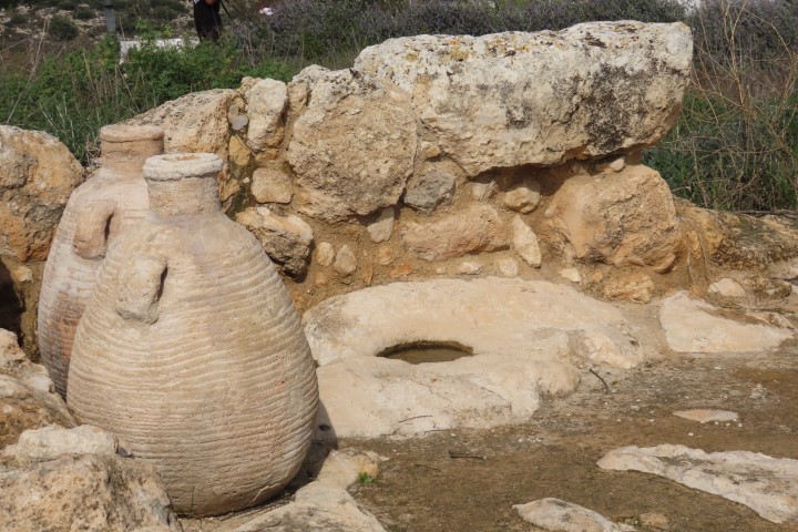 קנקני אחסון משוחזרים בחורבת אשון במודיעין