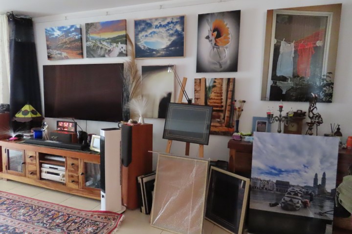 הסלון של שמעון המאירי המעוצב כגלריה