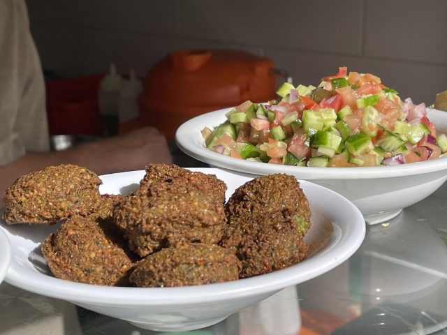 פלאפל ירוק וסלט ירקות קצוץ בחומוס יונה מצפה רמון