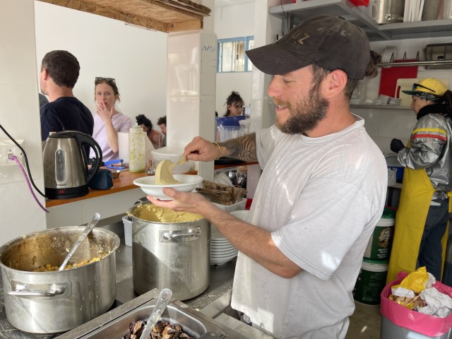 סירי החומוס במטבח של חומוס יונה במצפה רמון