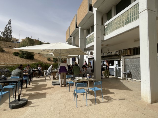 פינת הישיבה המוצלת של חומוס יונה במצפה רמון