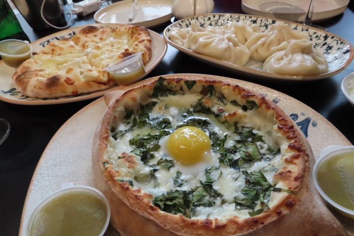 מנות גיאורגיות במסעדת לה נינו במודיעין &ndash; חינקלי, אצ'רולי ויינות גיאורגיים